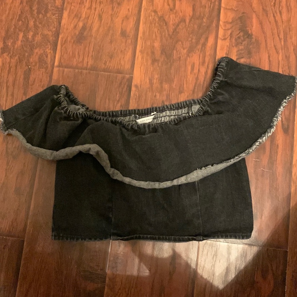 Black of the shoulder crop top